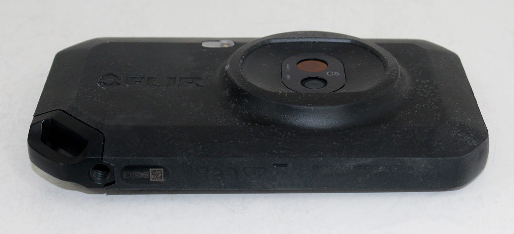 Die gummierte Oberfläche ist etwas anfällig für Staub und Schmutz.