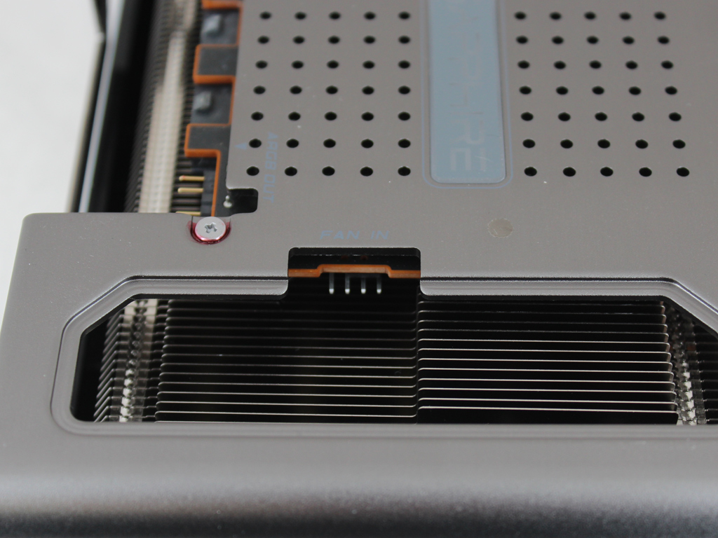 Die ARGB-Beleuchtung kann mithilfe eines zusätzlichen Kabels synchronisiert werden.