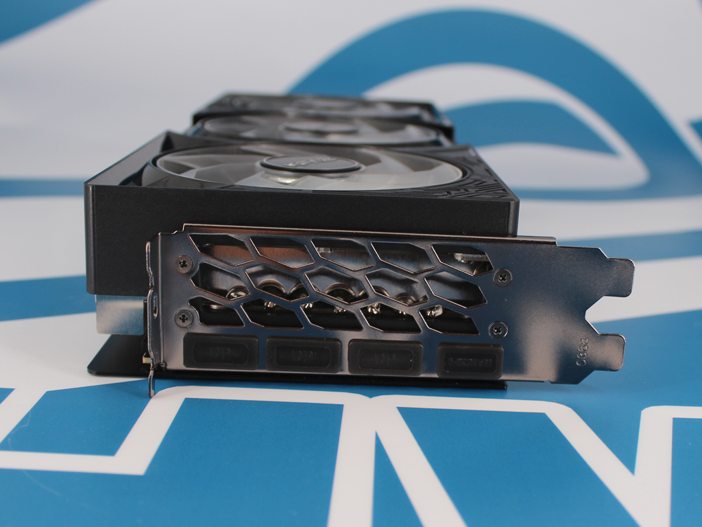 Anschlussvielfalt am Slot-Bracket.