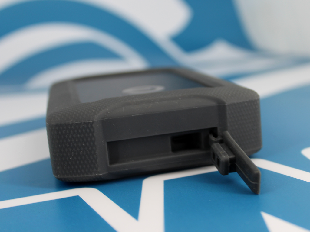 Die USB-Schnittstelle wird per Gummi-Kappe geschützt.