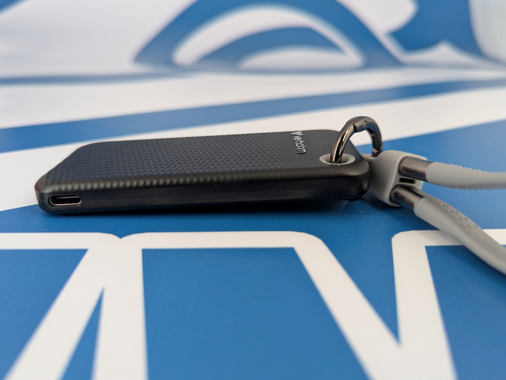 Seitlich befindet sich der USB-Port.