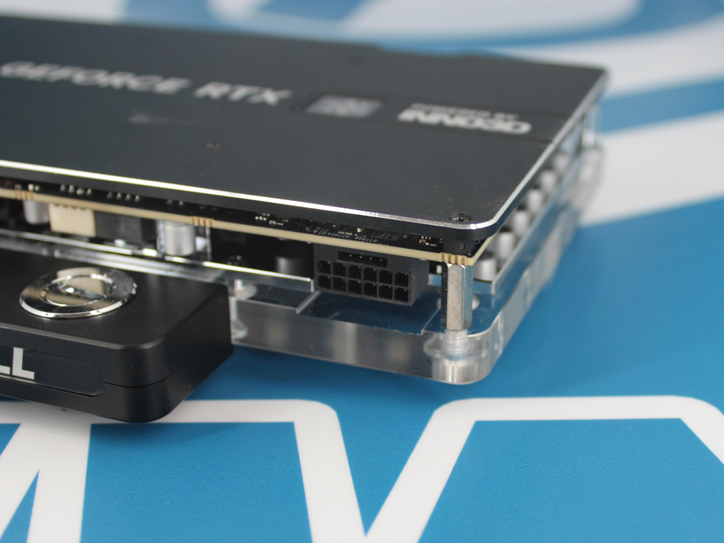 Für die Stromversorgung steht ein 12V-2x6-Anschluss parat.