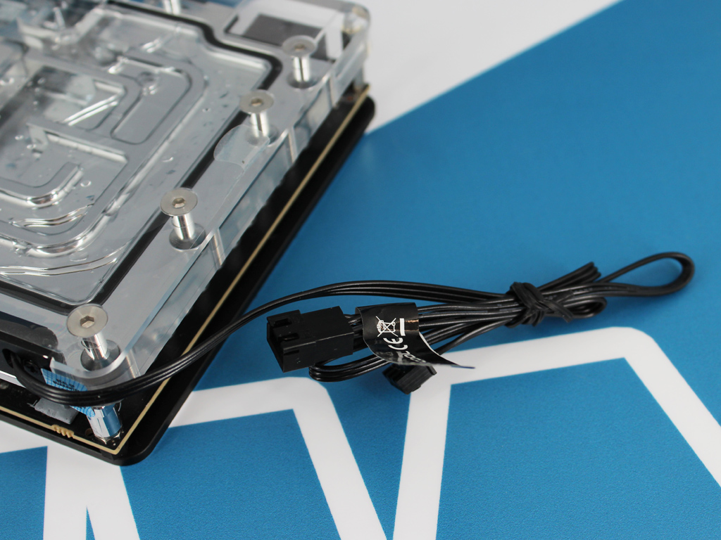 Sync mittels beiliegendem Anschlusskabel möglich.